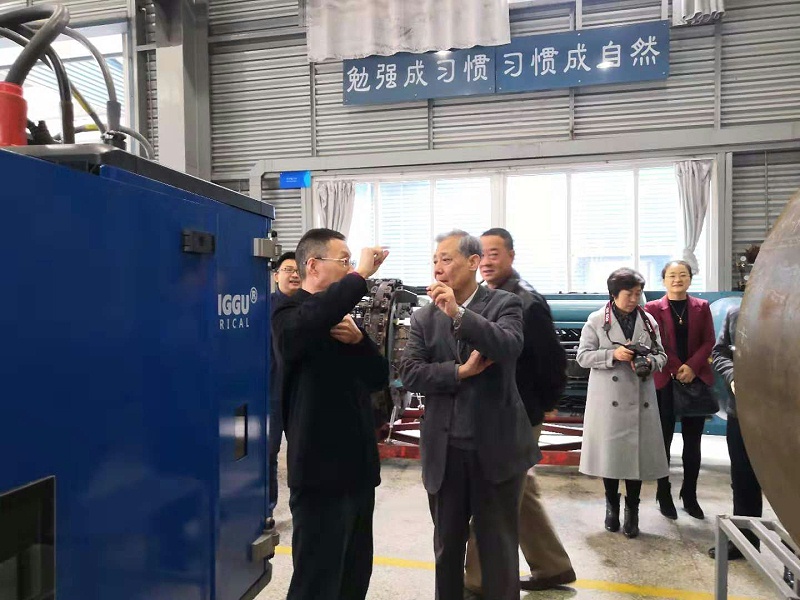 宋天虎監(jiān)事長參觀熊谷管道自動焊機(jī)