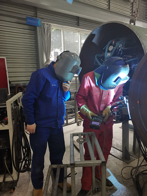 熊谷資深焊工實(shí)際操作全自動(dòng)焊機(jī)A-302