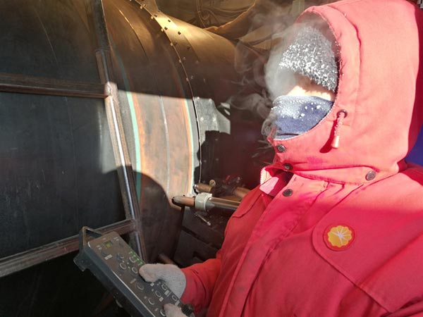 焊工正在使用熊谷全自動焊機