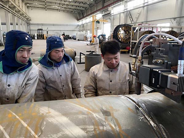 現(xiàn)場(chǎng)正在使用熊谷全位置管道焊機(jī)做焊接演示