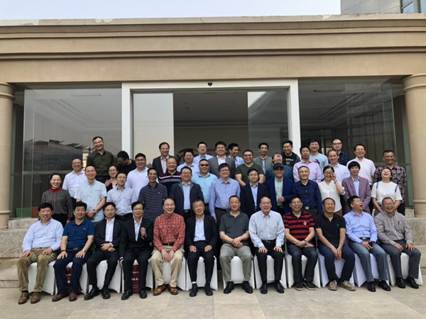 管道自動(dòng)焊機(jī)廠家領(lǐng)導(dǎo)與“雙會(huì)”領(lǐng)導(dǎo)合影